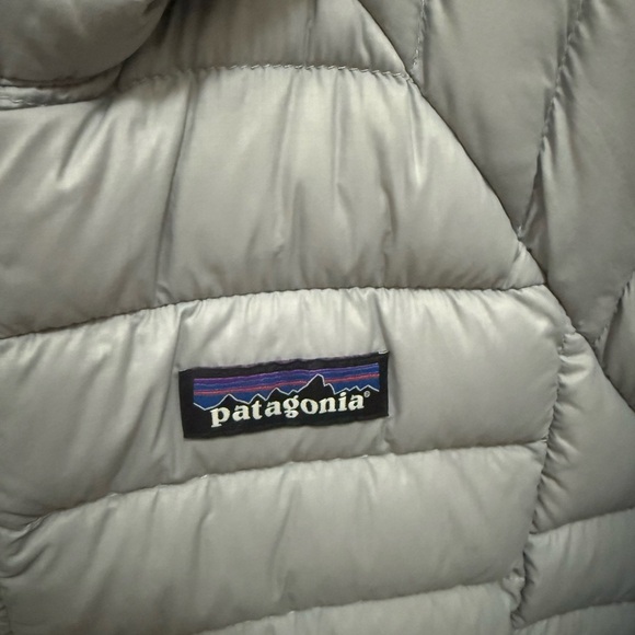 Patagonia Women's Gray Puffer Jacket - Picture 3 of 3